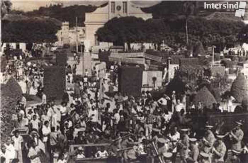 002 - Feira de Móveis na Praça São Januário, em Ubá/MG (década de 1960)